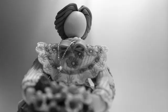 A Dominican muñeca sin rostro (faceless doll) in a colourful ruffled dress